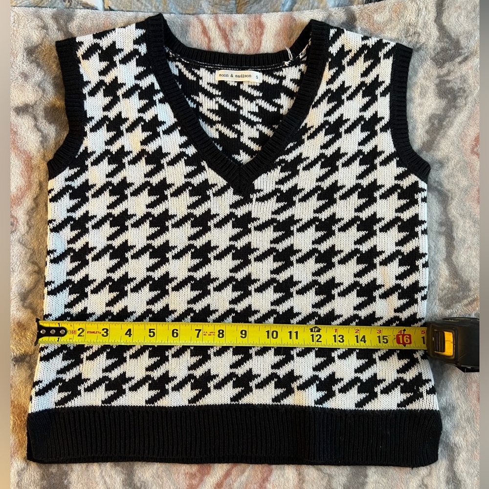 moon & madison Black and White Houndstooth Sweater Vest - Picture 4 of 4
